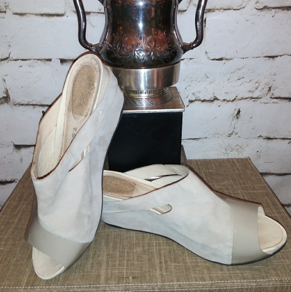 Tsubo Women's Wedge Heel Open Toe Shoe